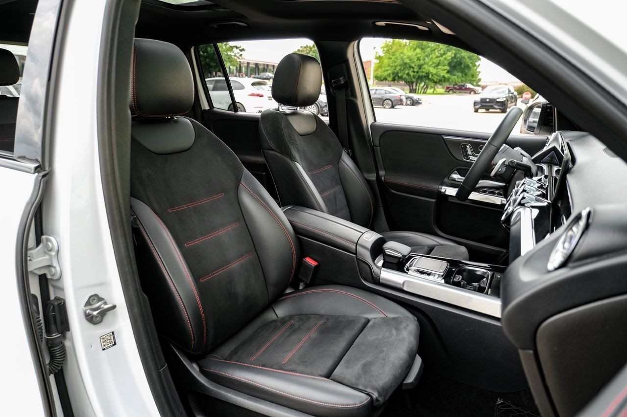 Mercedes-Benz GLB Vehicle Main Gallery Image 31
