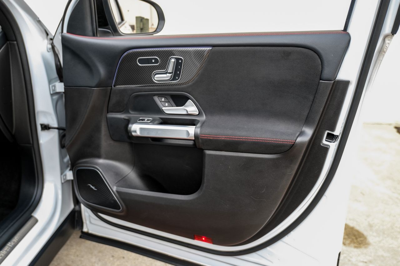 Mercedes-Benz GLB Vehicle Main Gallery Image 43