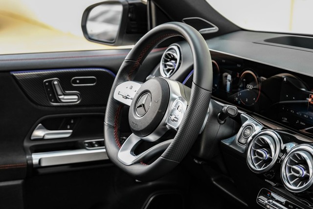 Mercedes-Benz GLB Vehicle Main Gallery Image 13