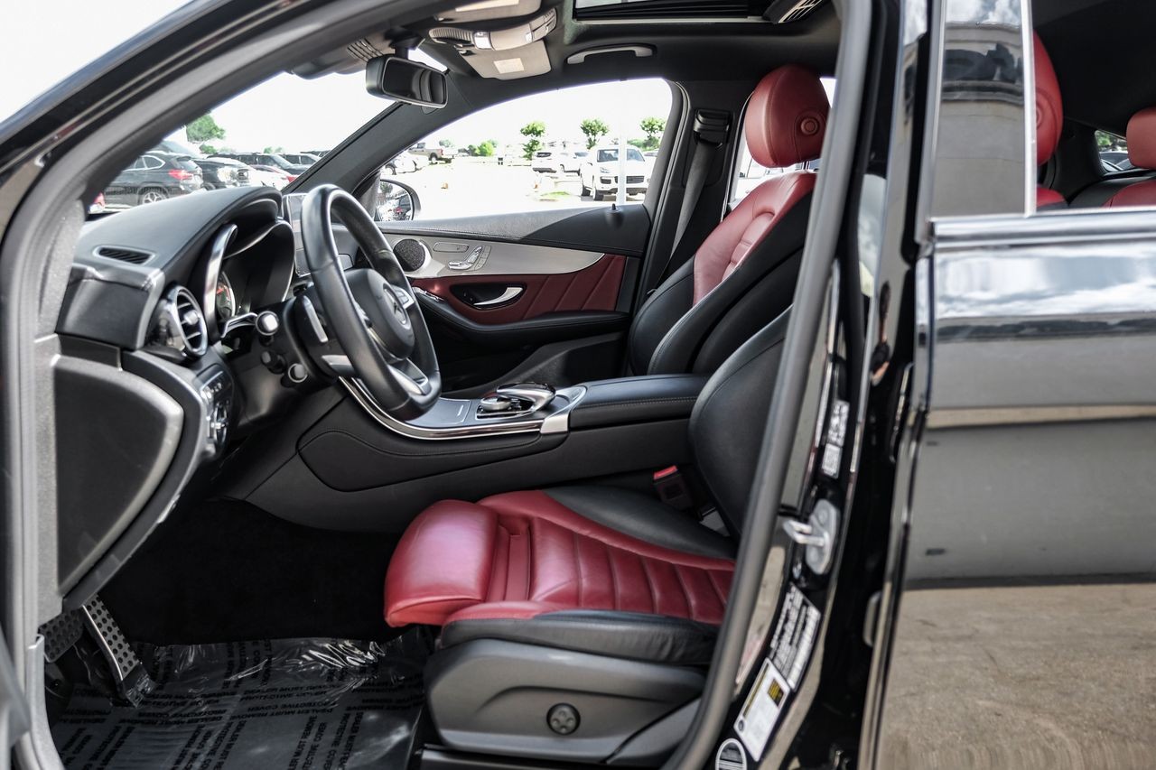 Mercedes-Benz GLC Vehicle Main Gallery Image 04
