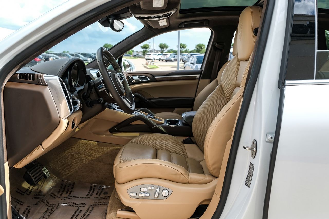 Porsche Cayenne Vehicle Main Gallery Image 04
