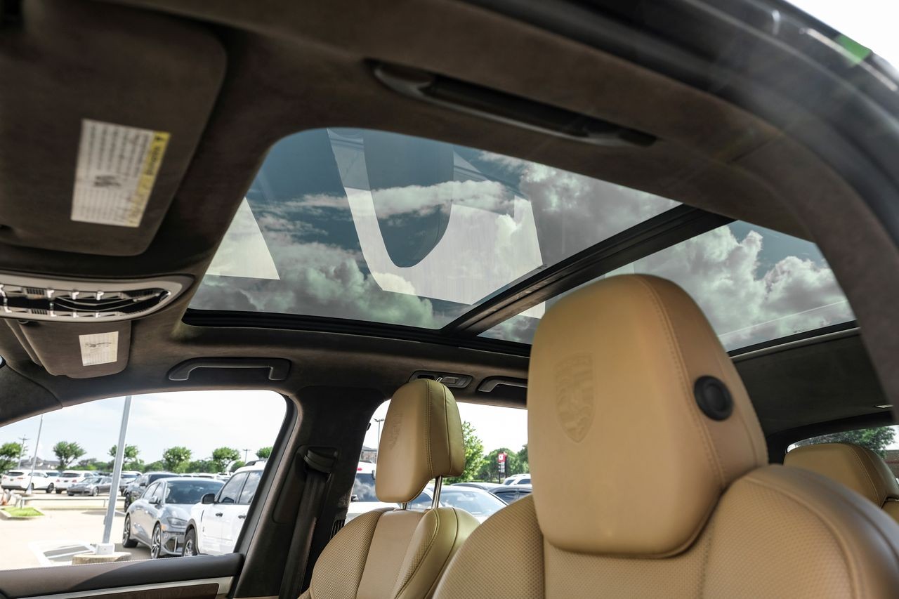 Porsche Cayenne Vehicle Main Gallery Image 05
