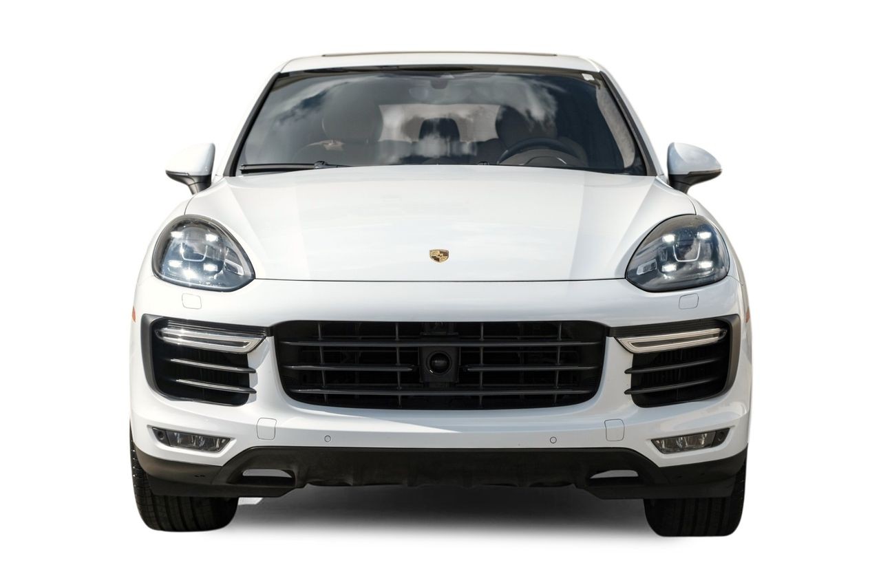 Porsche Cayenne Vehicle Main Gallery Image 06