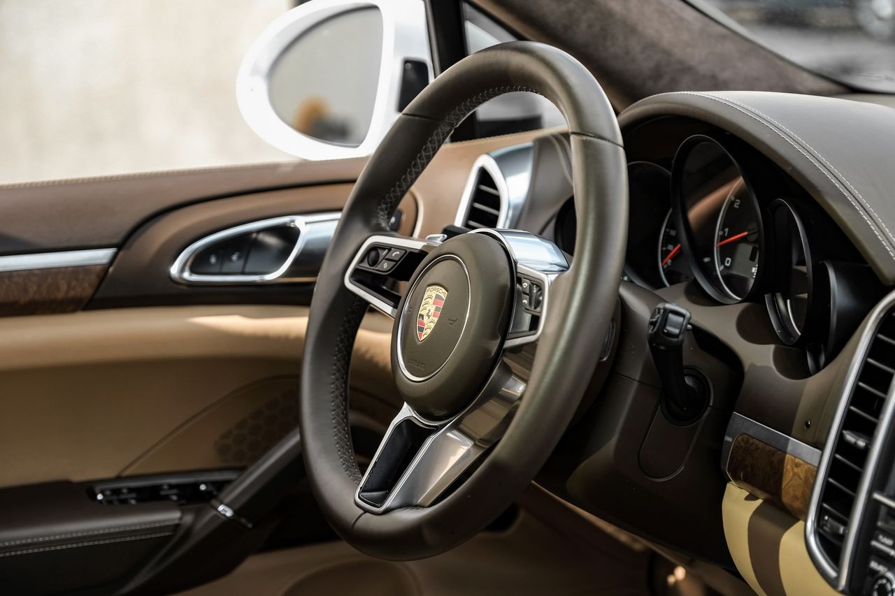 Porsche Cayenne Vehicle Main Gallery Image 14