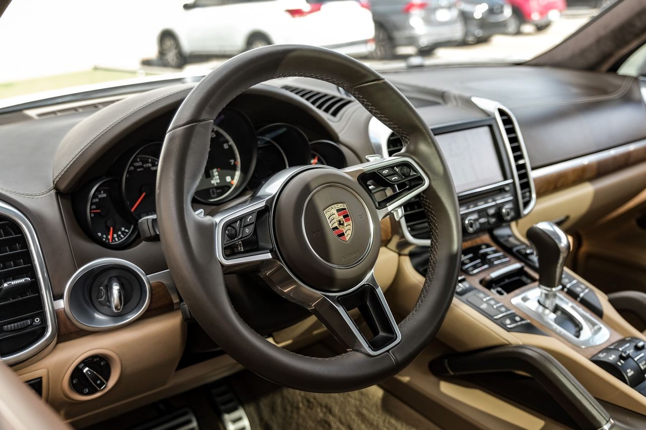Porsche Cayenne Vehicle Main Gallery Image 16