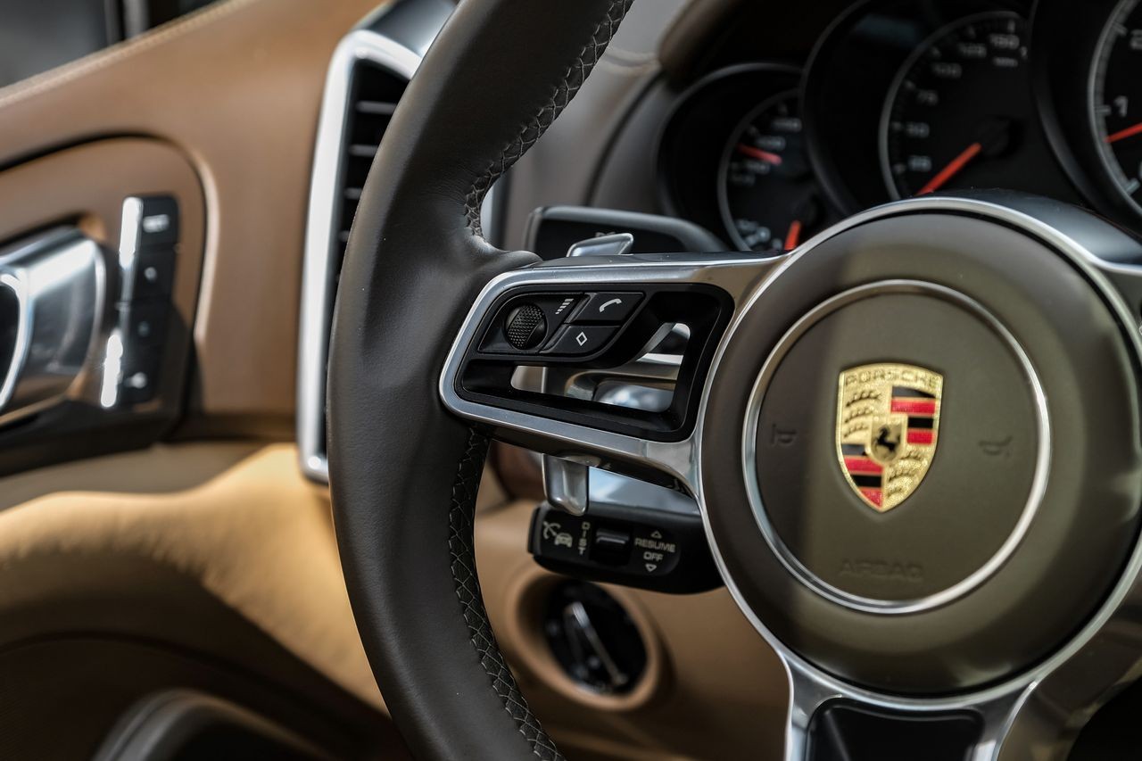 Porsche Cayenne Vehicle Main Gallery Image 18