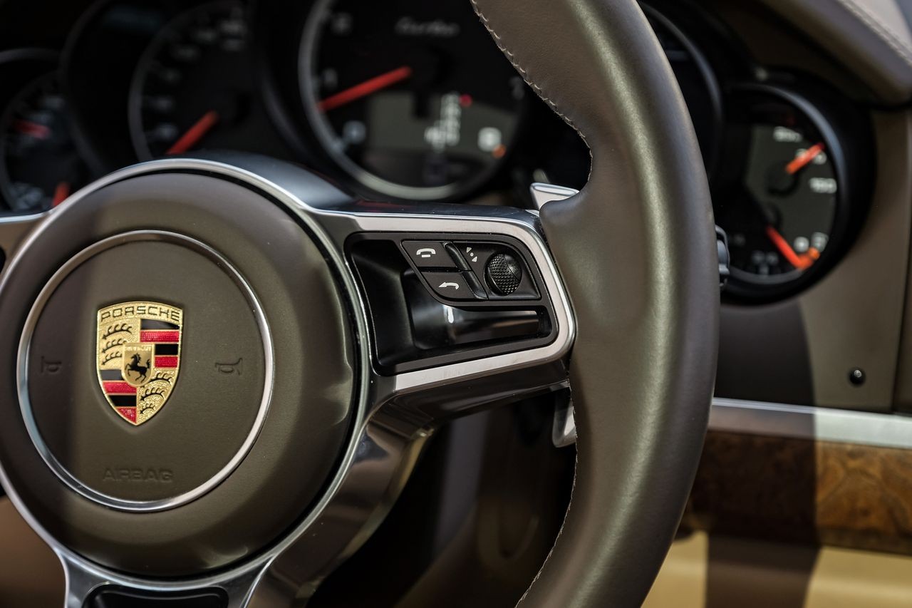 Porsche Cayenne Vehicle Main Gallery Image 19