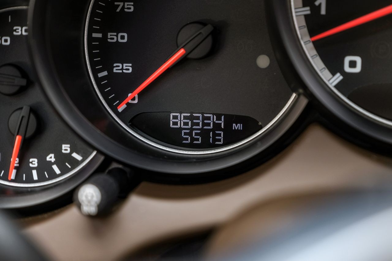 Porsche Cayenne Vehicle Main Gallery Image 21