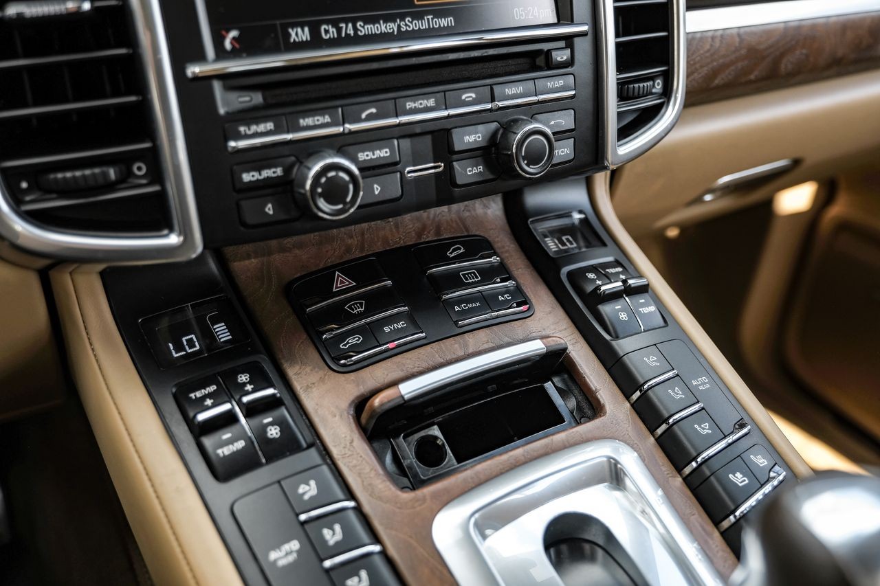 Porsche Cayenne Vehicle Main Gallery Image 24