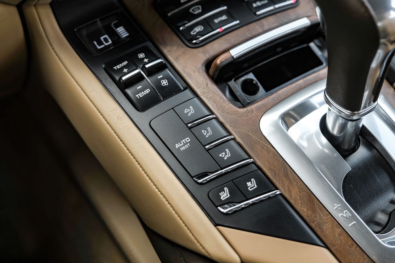 Porsche Cayenne Vehicle Main Gallery Image 25