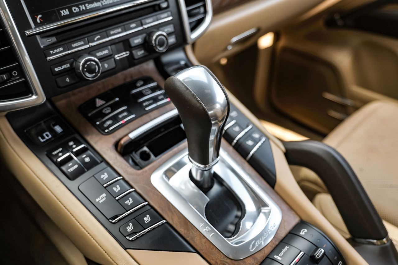 Porsche Cayenne Vehicle Main Gallery Image 26