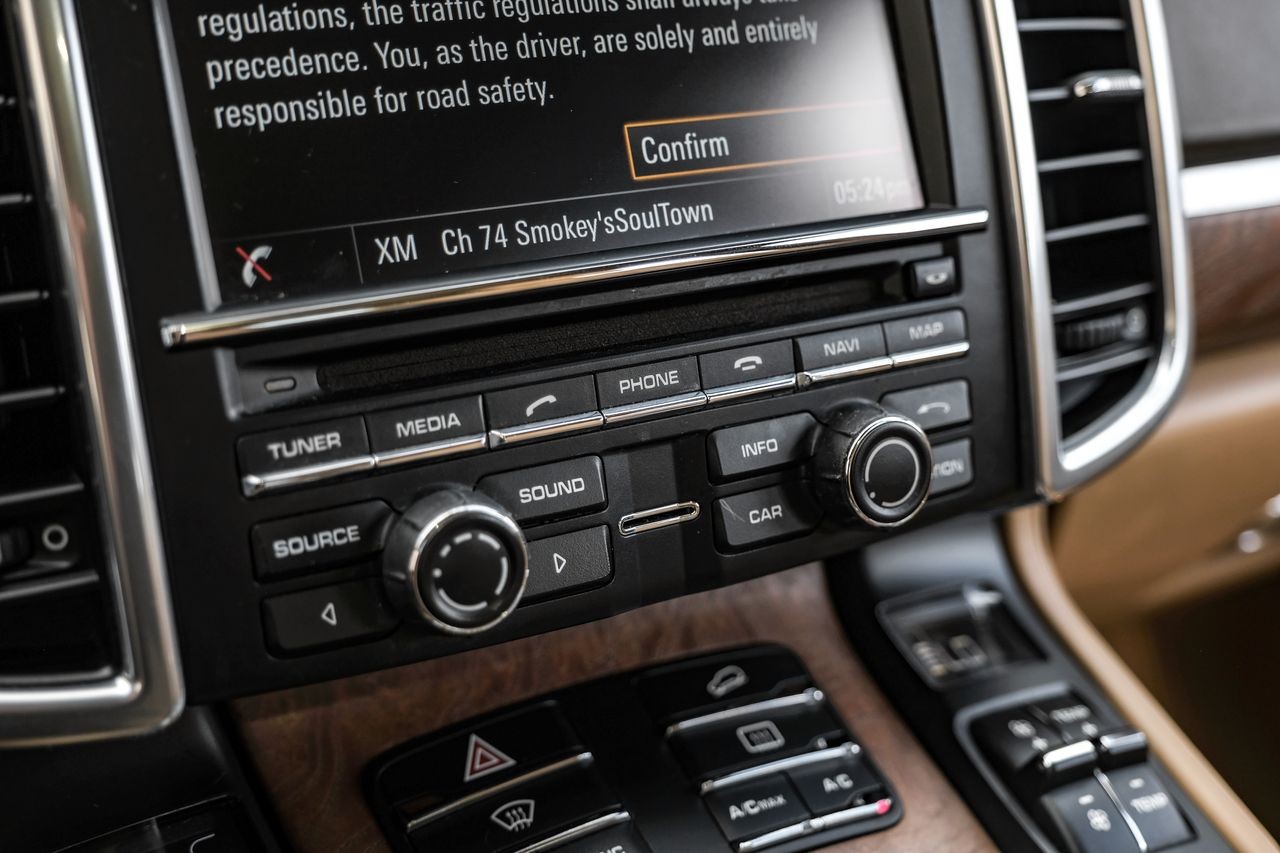 Porsche Cayenne Vehicle Main Gallery Image 28