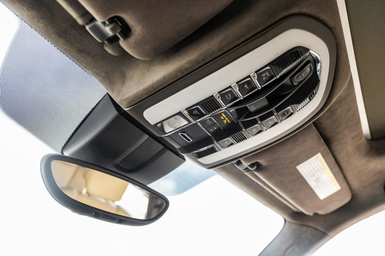Porsche Cayenne Vehicle Main Gallery Image 30