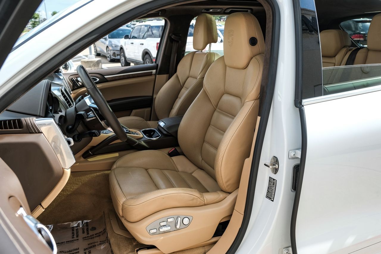 Porsche Cayenne Vehicle Main Gallery Image 31