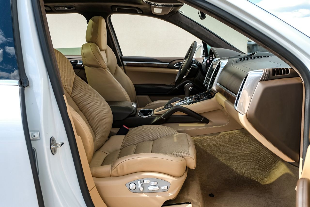 Porsche Cayenne Vehicle Main Gallery Image 32