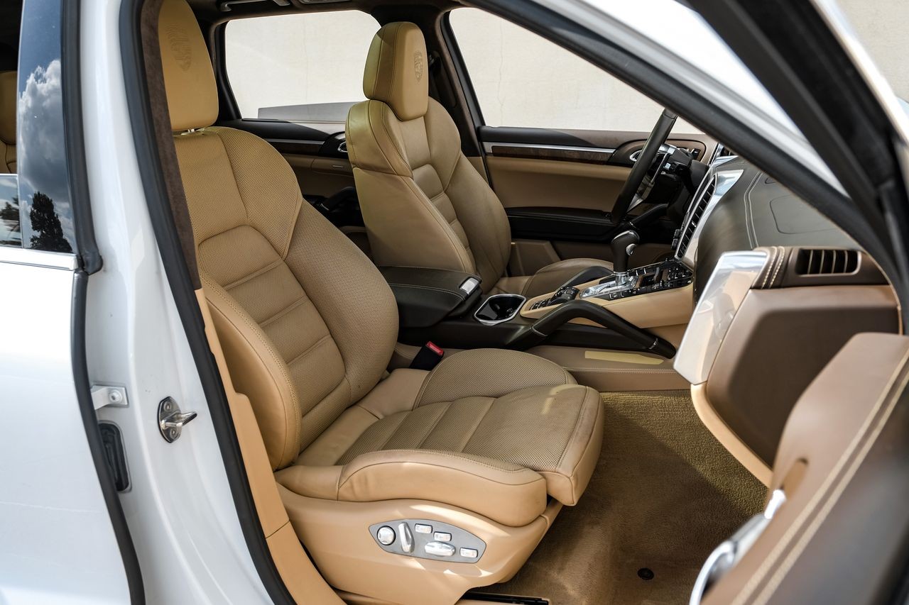 Porsche Cayenne Vehicle Main Gallery Image 33