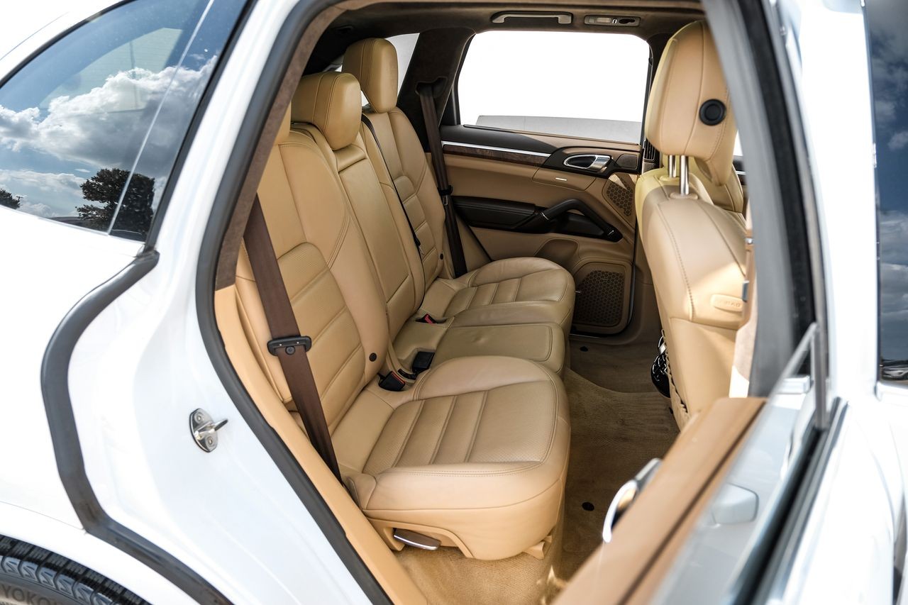 Porsche Cayenne Vehicle Main Gallery Image 34