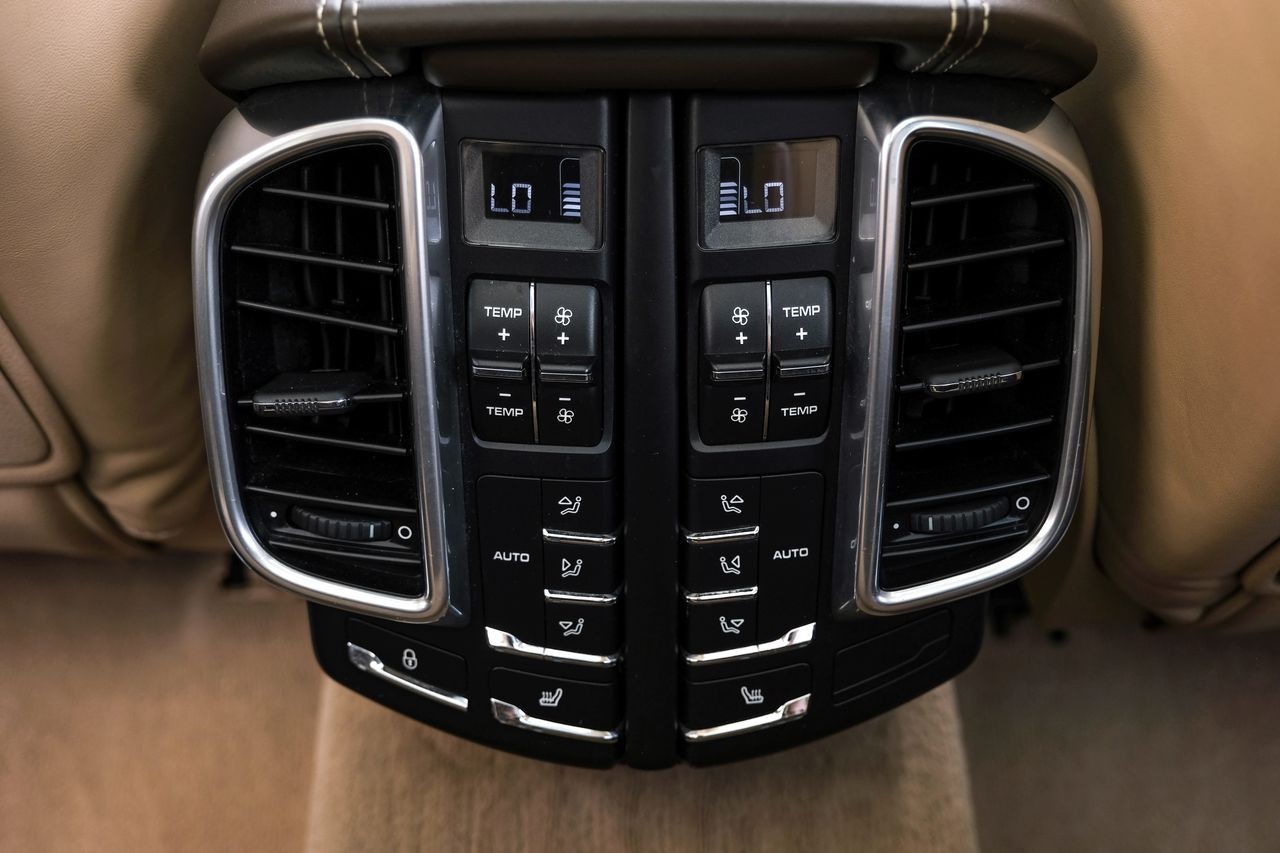 Porsche Cayenne Vehicle Main Gallery Image 36