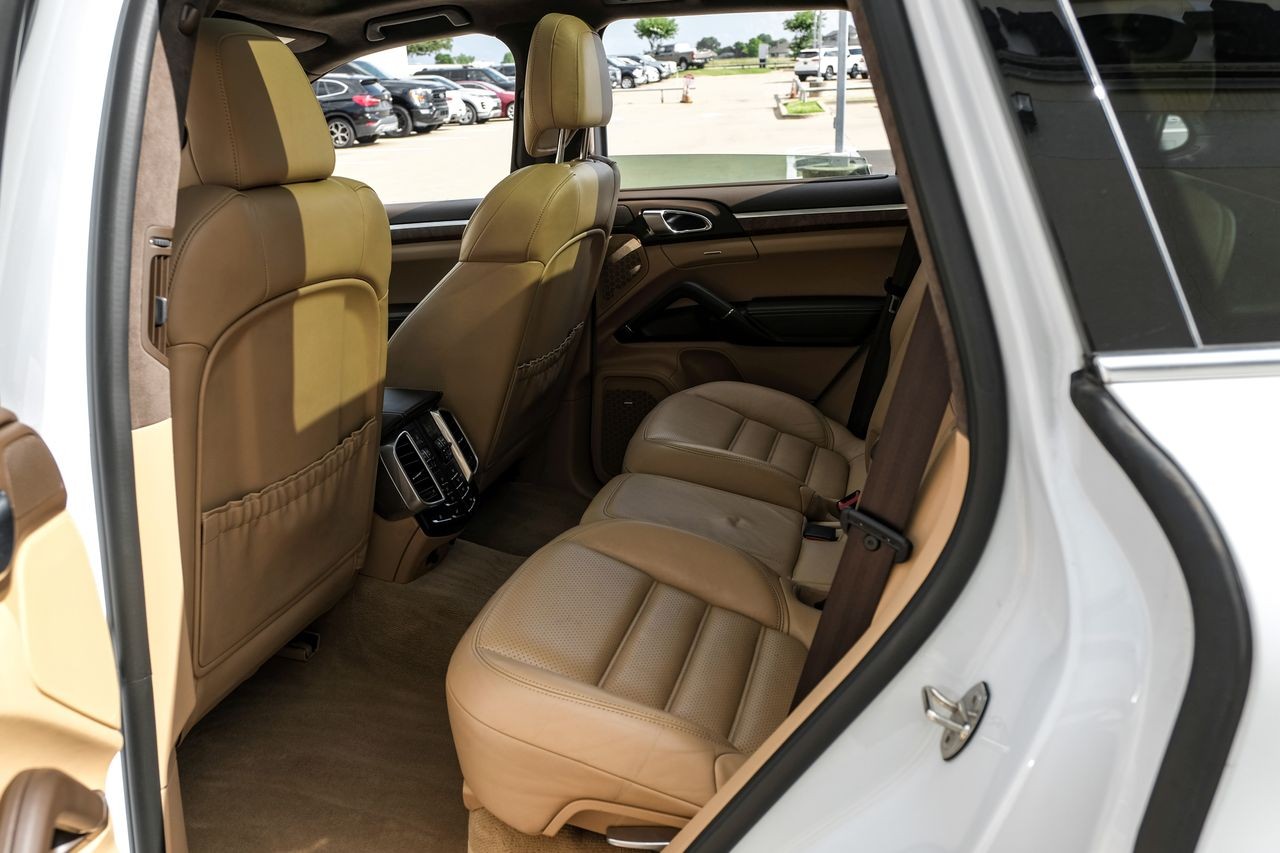 Porsche Cayenne Vehicle Main Gallery Image 37