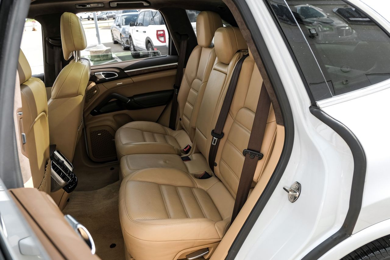 Porsche Cayenne Vehicle Main Gallery Image 38