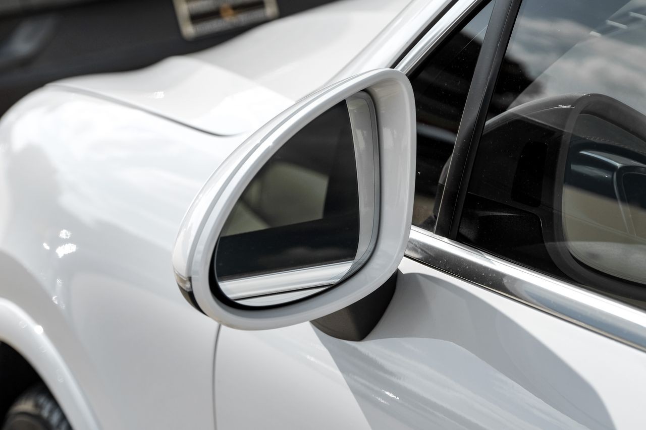 Porsche Cayenne Vehicle Main Gallery Image 40