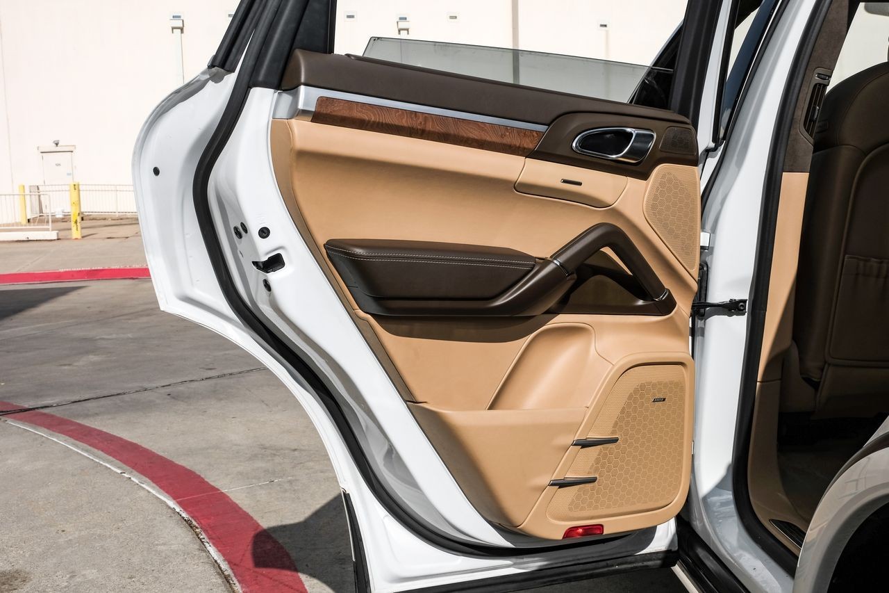 Porsche Cayenne Vehicle Main Gallery Image 44