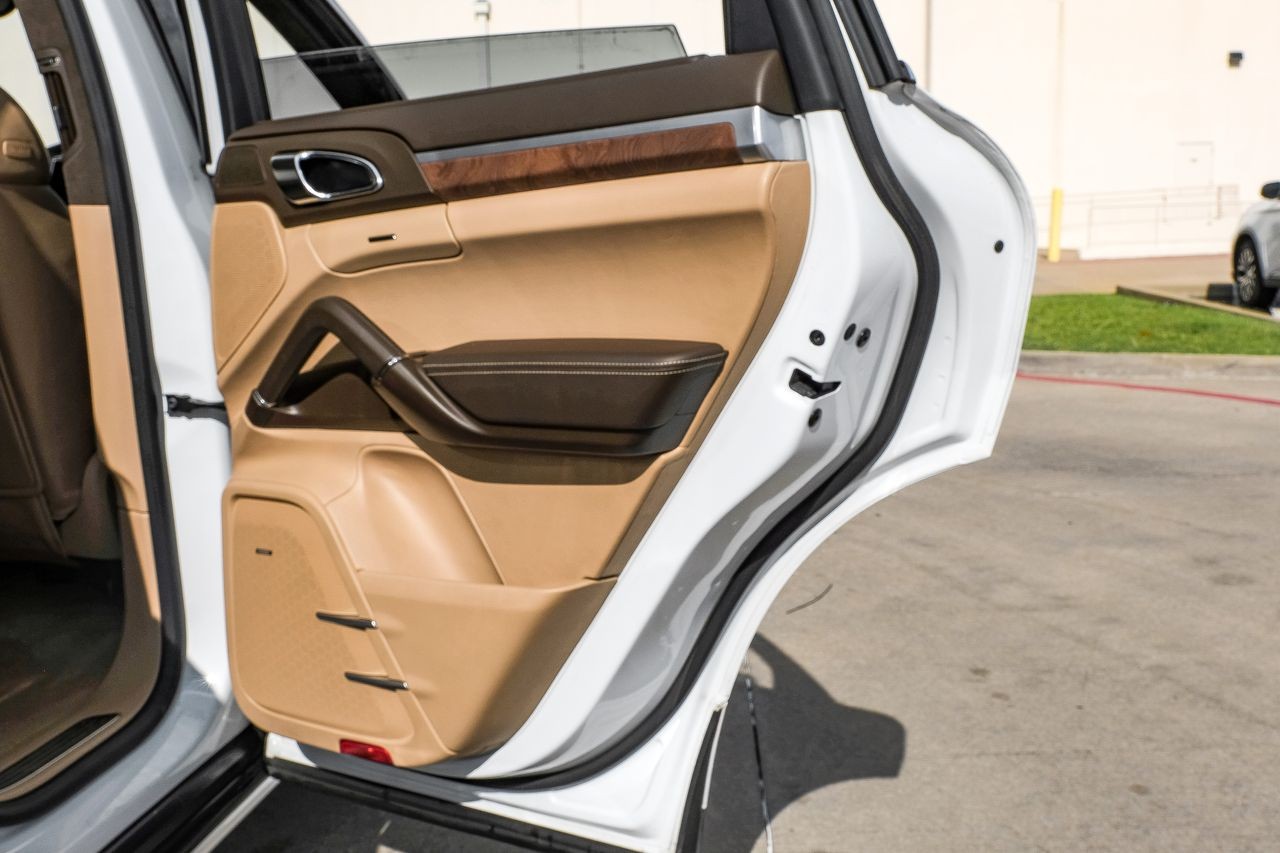 Porsche Cayenne Vehicle Main Gallery Image 45
