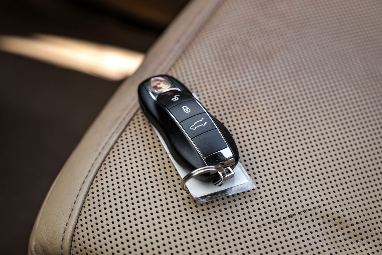 Porsche Cayenne Vehicle Main Gallery Image 52