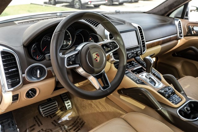 Porsche Cayenne Vehicle Main Gallery Image 03