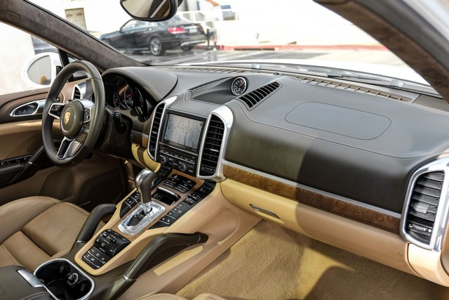 Porsche Cayenne Vehicle Main Gallery Image 13