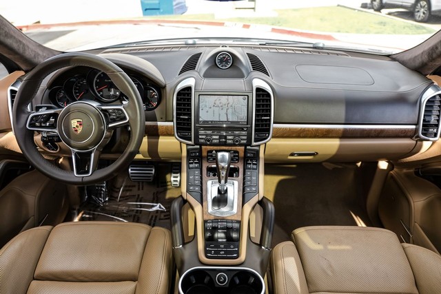 Porsche Cayenne Vehicle Main Gallery Image 15