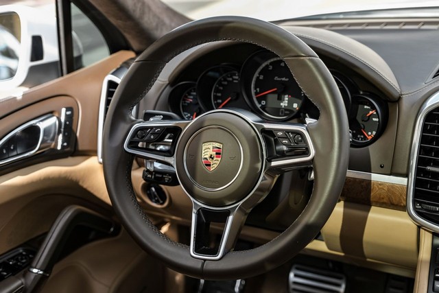 Porsche Cayenne Vehicle Main Gallery Image 17