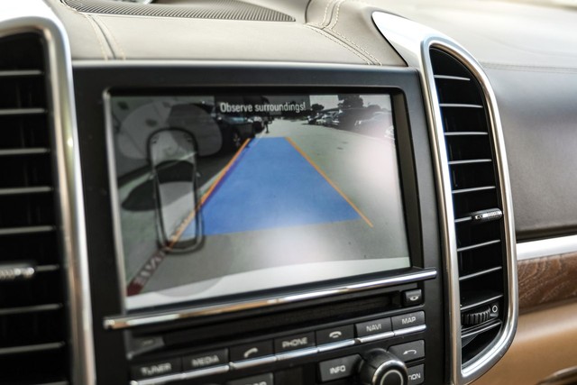 Porsche Cayenne Vehicle Main Gallery Image 23