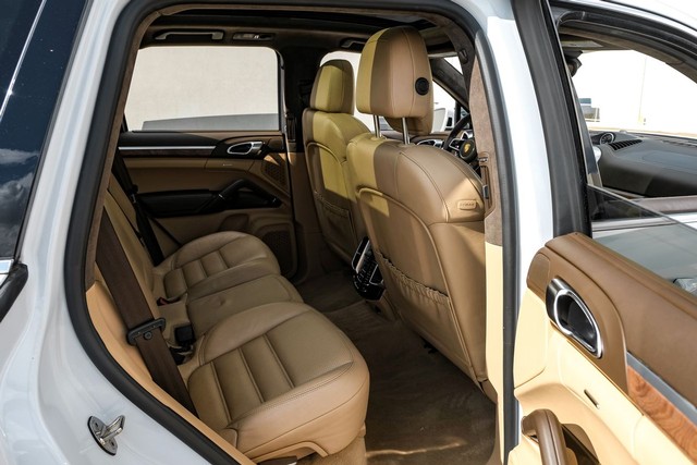 Porsche Cayenne Vehicle Main Gallery Image 35
