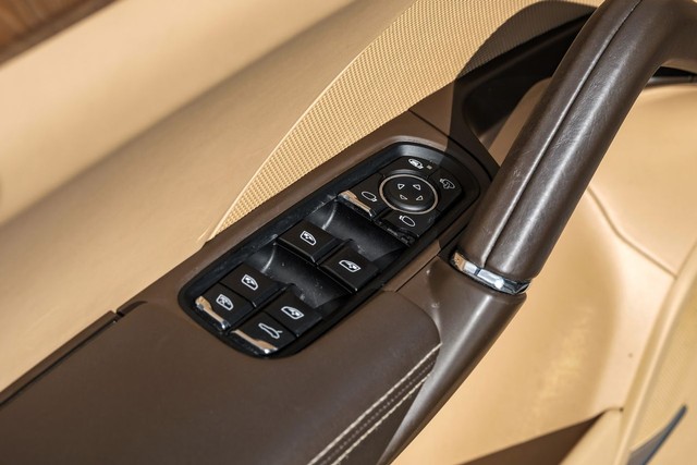 Porsche Cayenne Vehicle Main Gallery Image 42