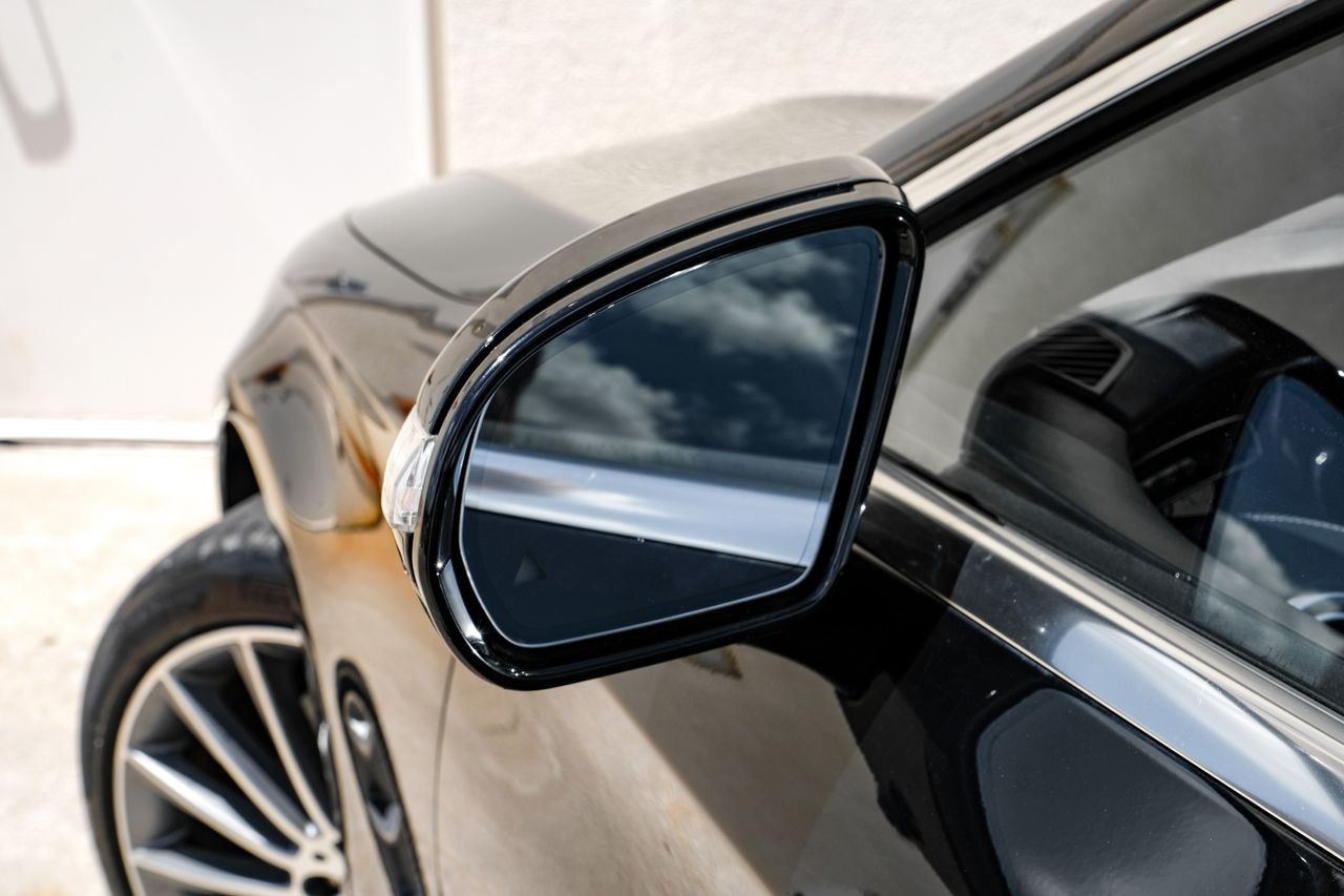 Mercedes-Benz S-Class Vehicle Main Gallery Image 38