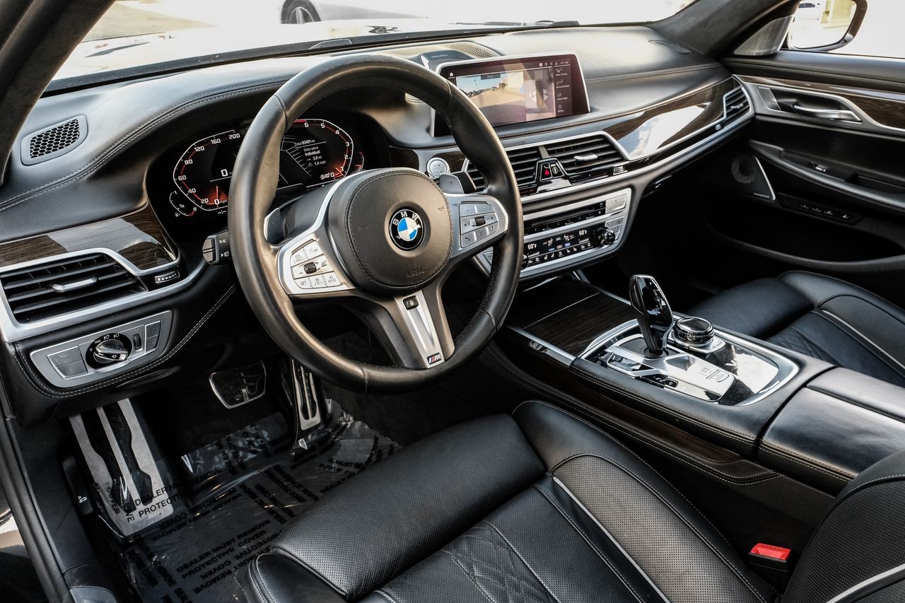 BMW M760i xDrive Vehicle Main Gallery Image 03