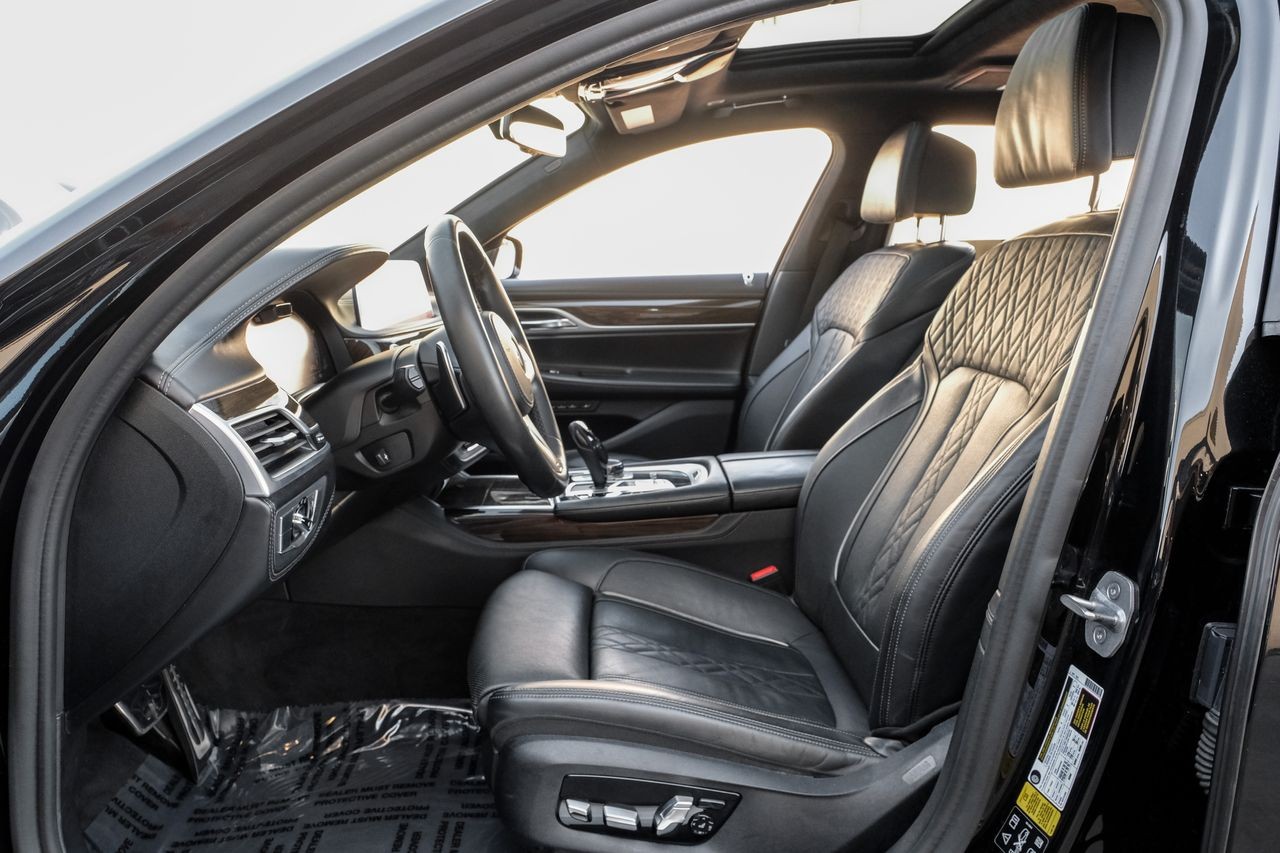 BMW M760i xDrive Vehicle Main Gallery Image 04
