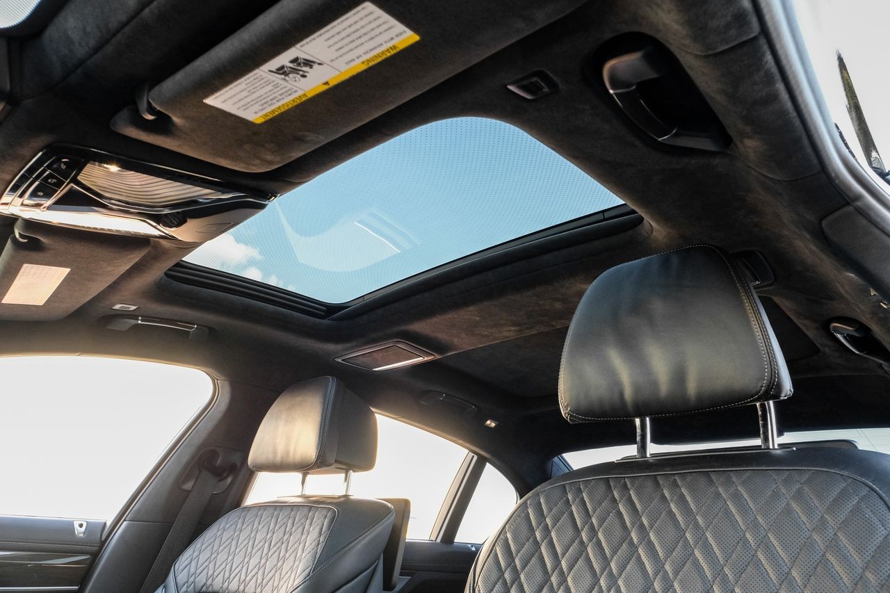 BMW M760i xDrive Vehicle Main Gallery Image 05