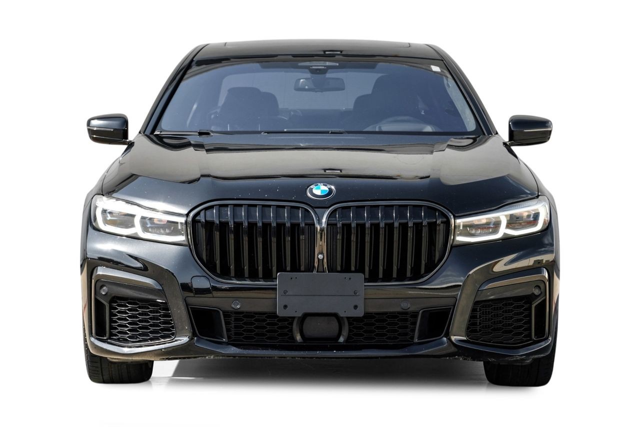 BMW M760i xDrive Vehicle Main Gallery Image 06