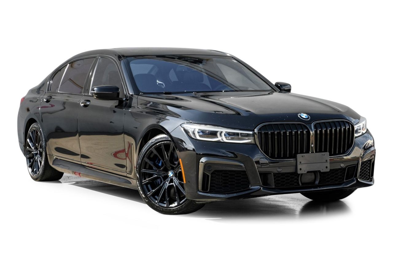BMW M760i xDrive Vehicle Main Gallery Image 07