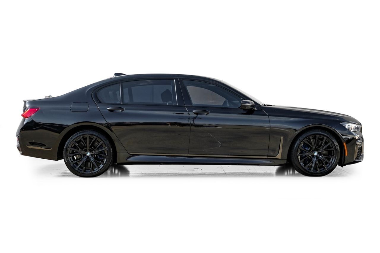 BMW M760i xDrive Vehicle Main Gallery Image 08