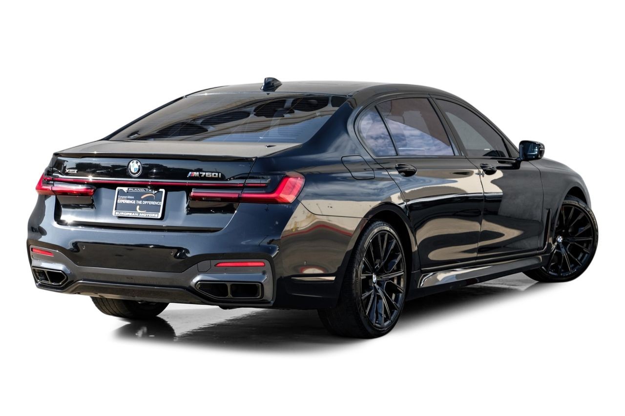 BMW M760i xDrive Vehicle Main Gallery Image 09