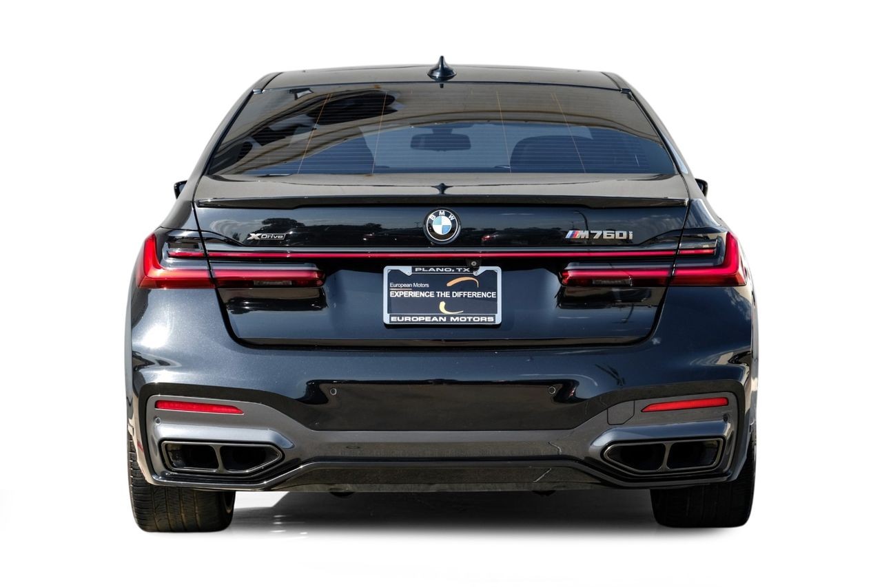BMW M760i xDrive Vehicle Main Gallery Image 10