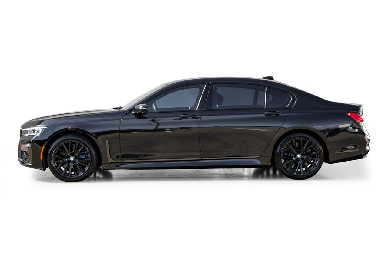 BMW M760i xDrive Vehicle Main Gallery Image 11