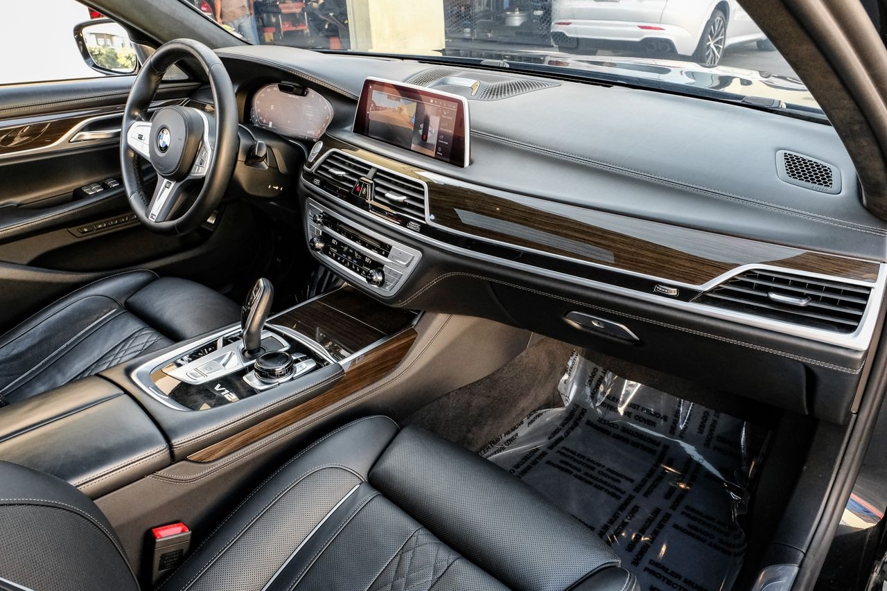 BMW M760i xDrive Vehicle Main Gallery Image 12