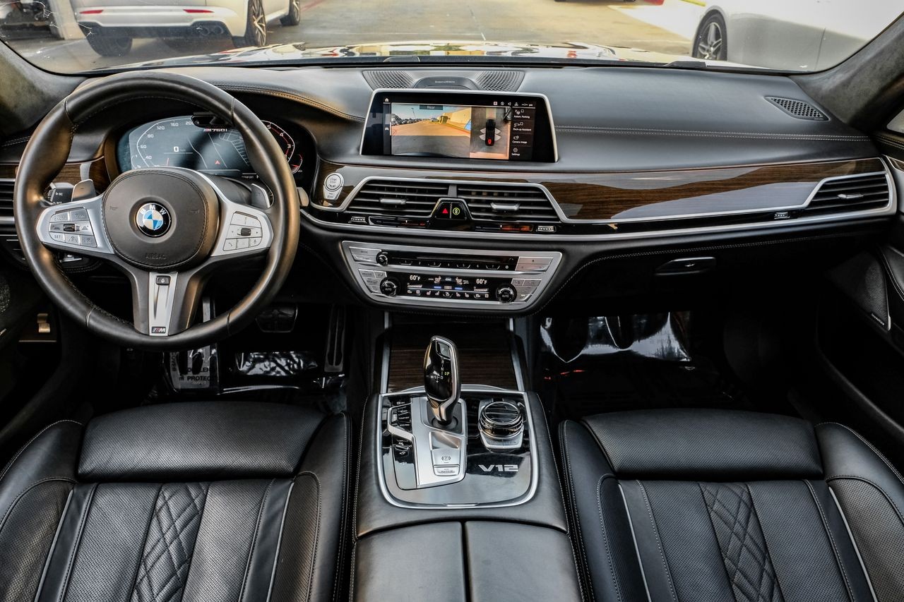 BMW M760i xDrive Vehicle Main Gallery Image 14