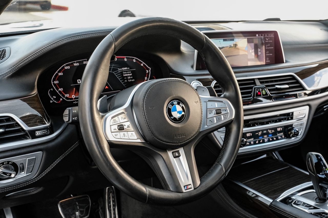 BMW M760i xDrive Vehicle Main Gallery Image 15
