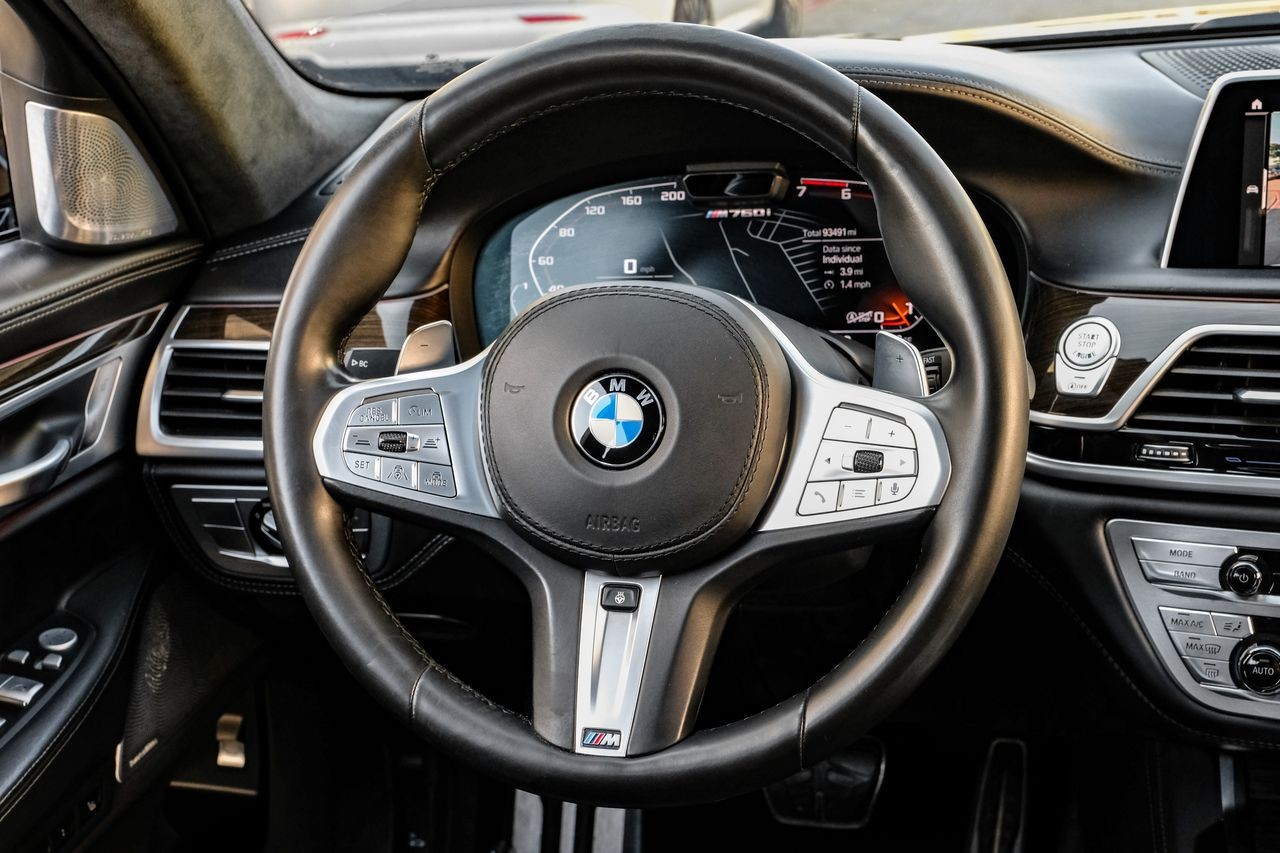 BMW M760i xDrive Vehicle Main Gallery Image 16