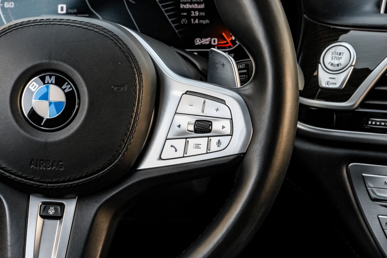 BMW M760i xDrive Vehicle Main Gallery Image 18